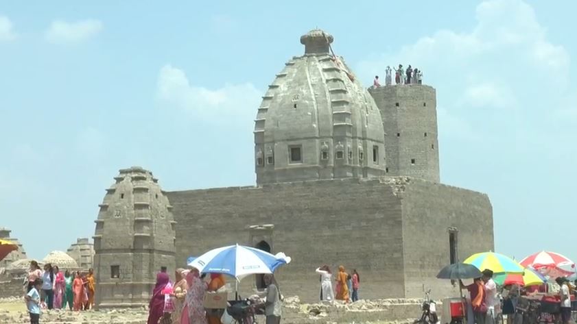 The staircase to heaven built by the Pandavas is still visible in this temple, darshan is available in this temple only for 3 months, Hoshiarpur News in Hindi mastram