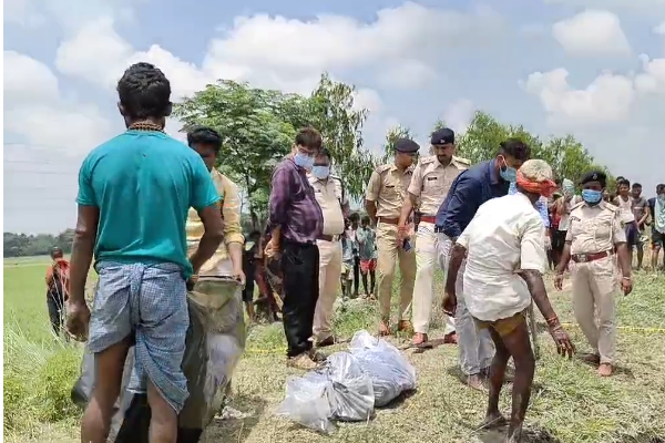 The body of a girl was found buried in a pit near the canal police is busy in identifying the body, Saharsa News in Hindi mastram