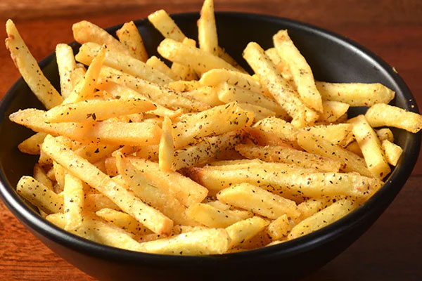 Burger Kings assistant manager serves French fries thrown in the trash to customers mastram